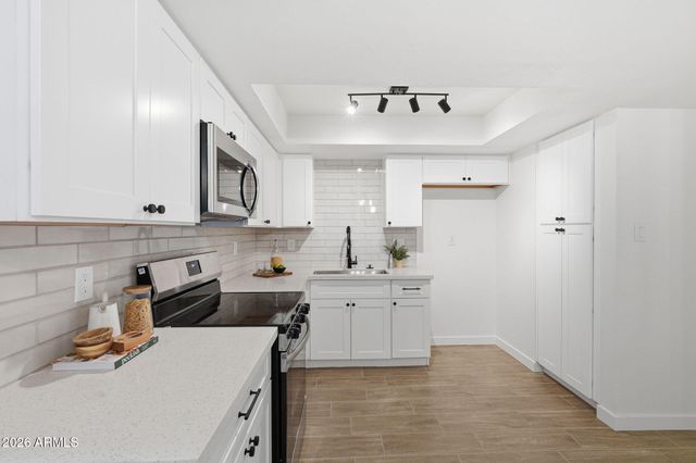 720 E DOBBINS Road, Phoenix, AZ 85042