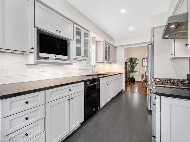 412 Lawrence Avenue, Glen Ellyn, IL 60137