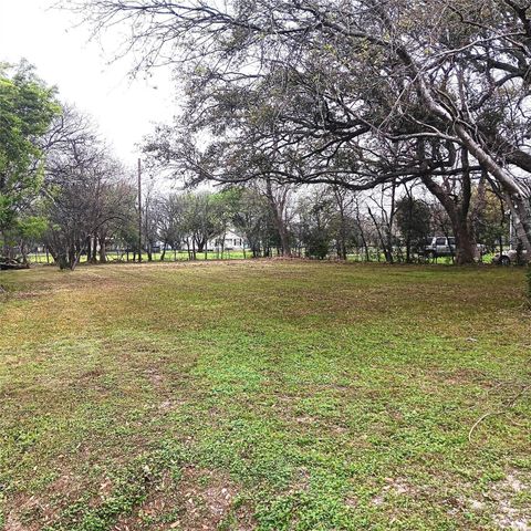 114 1st Ave N, Texas City, TX 77590