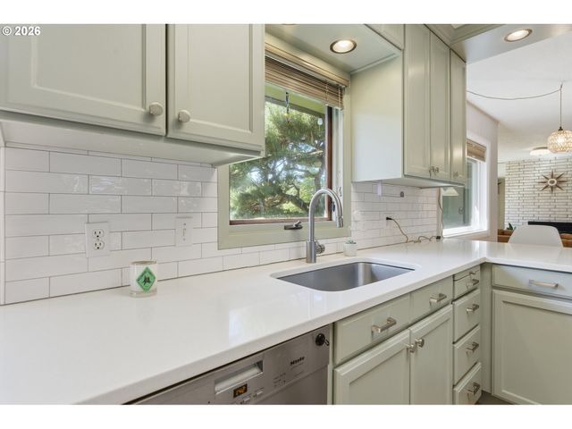 2730 Se 66TH Ave, Portland, OR 97206