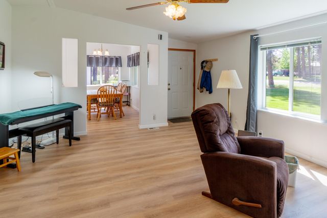 6571 Lake Forest Dr, Nine Mile Falls, WA 99026