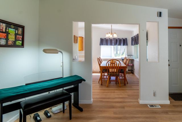 6571 Lake Forest Dr, Nine Mile Falls, WA 99026