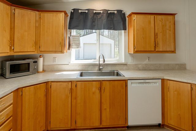 6571 Lake Forest Dr, Nine Mile Falls, WA 99026