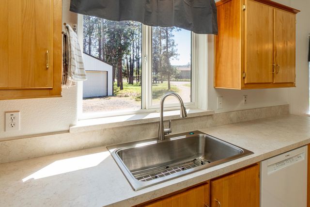 6571 Lake Forest Dr, Nine Mile Falls, WA 99026
