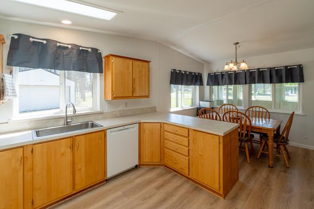 6571 Lake Forest Dr, Nine Mile Falls, WA 99026