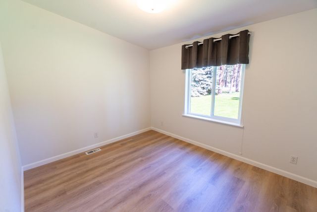 6571 Lake Forest Dr, Nine Mile Falls, WA 99026