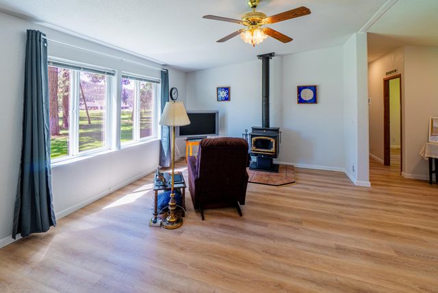 6571 Lake Forest Dr, Nine Mile Falls, WA 99026