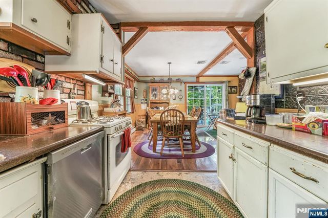 15 Brookwood Drive, Mahwah, NJ 07430