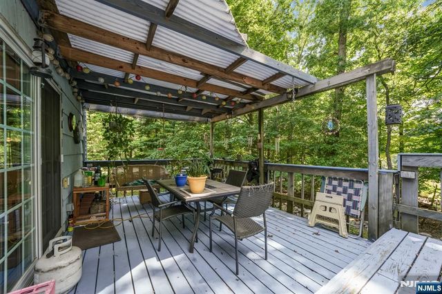15 Brookwood Drive, Mahwah, NJ 07430