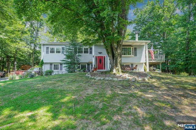 15 Brookwood Drive, Mahwah, NJ 07430