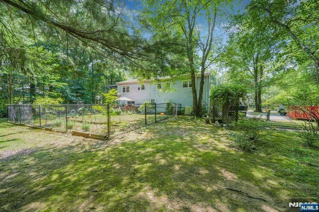 15 Brookwood Drive, Mahwah, NJ 07430