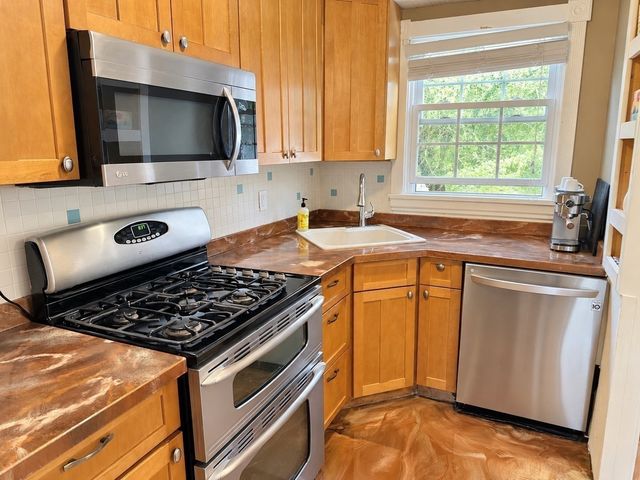87 Ledgebrook Rd, Weymouth, MA 02190