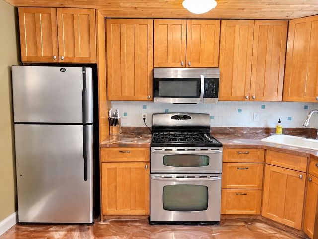 87 Ledgebrook Rd, Weymouth, MA 02190