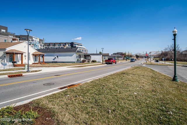 427 E Riverside Dr, Clarksville, IN 47129