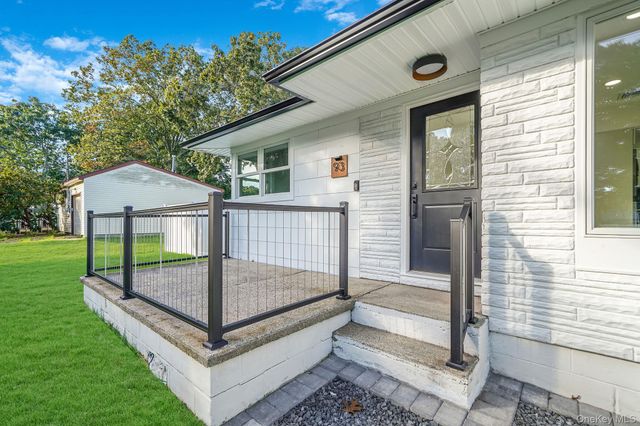 93 Royal Avenue, Flanders, NY 11901