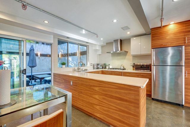 6920 Treasure Trail, Los Angeles, CA 90068