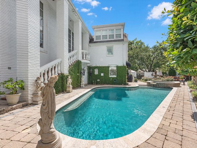 1561 Kirby Drive, Houston, TX 77019