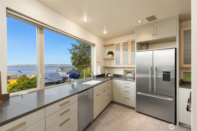 4089 Rockaway Beach Road NE, Bainbridge Island, WA 98110