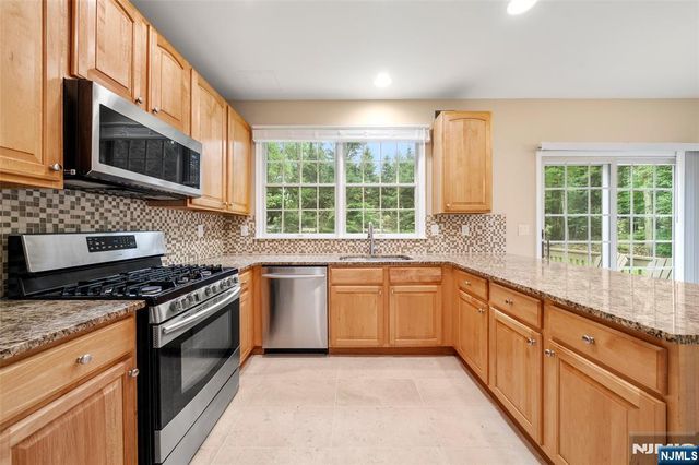 7 Woods Edge, Old Tappan, NJ 07675