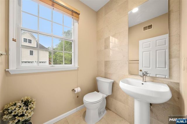 7 Woods Edge, Old Tappan, NJ 07675