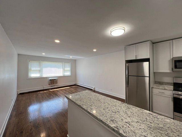 2401 W Balmoral Avenue 2C, Chicago, IL 60625