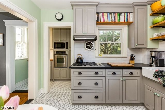 81 Evergreen Ave, Bloomfield Twp., NJ 07003