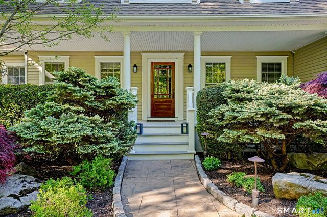 15 Maplecrest Drive, Danbury, CT 06811