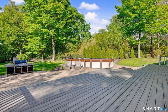15 Maplecrest Drive, Danbury, CT 06811