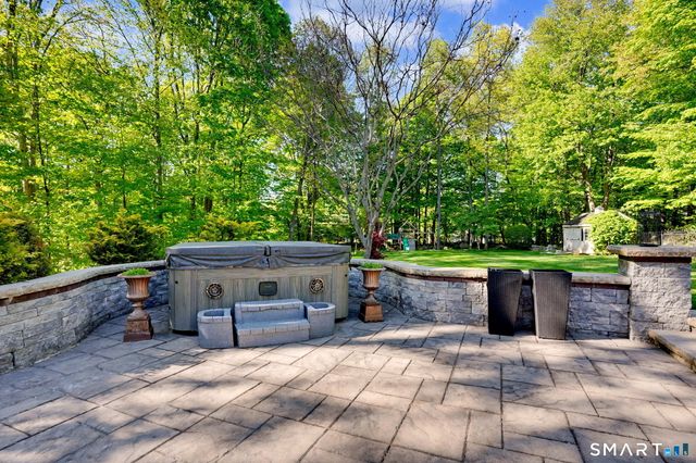 15 Maplecrest Drive, Danbury, CT 06811
