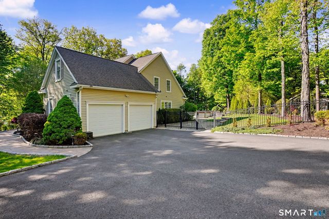 15 Maplecrest Drive, Danbury, CT 06811