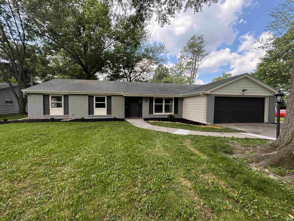 2227 Lakeland Lane, Fort Wayne, IN 46815