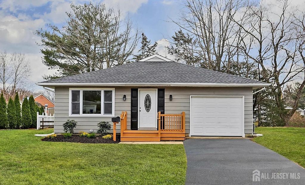 16 Hare Bell Hollow, Toms River, NJ 08755
