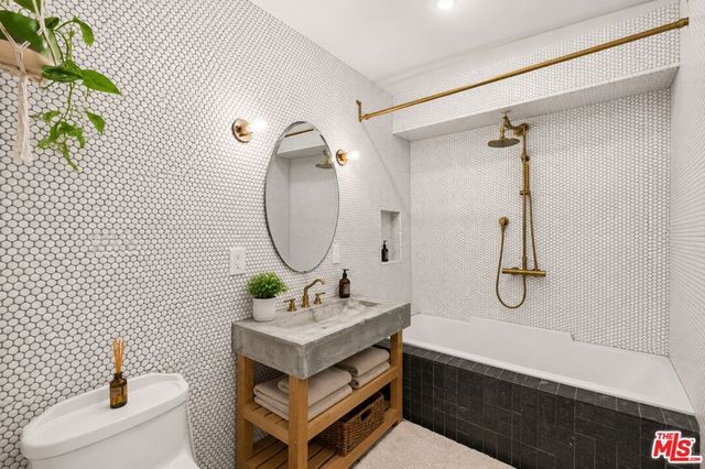 4121 Shelburn Court, Los Angeles, CA 90065