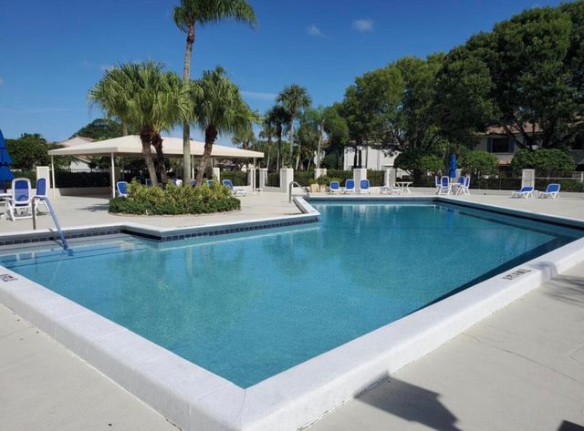 386 Prestwick Circle 3, Palm Beach Gardens, FL 33418