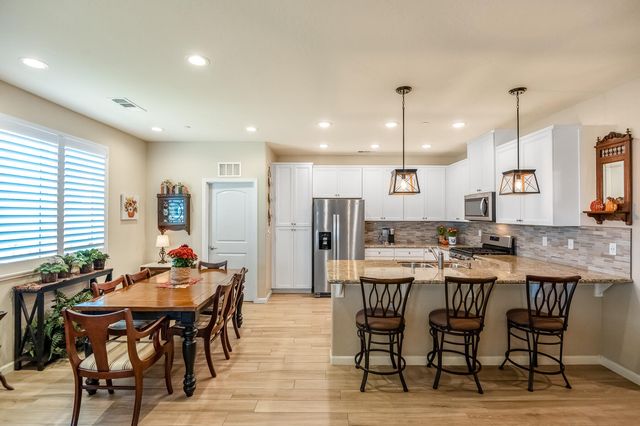 3238 N Rova Court, Visalia, CA 93291