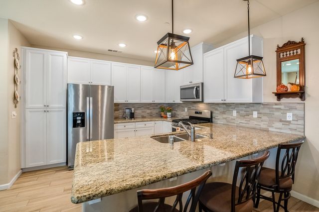 3238 N Rova Court, Visalia, CA 93291