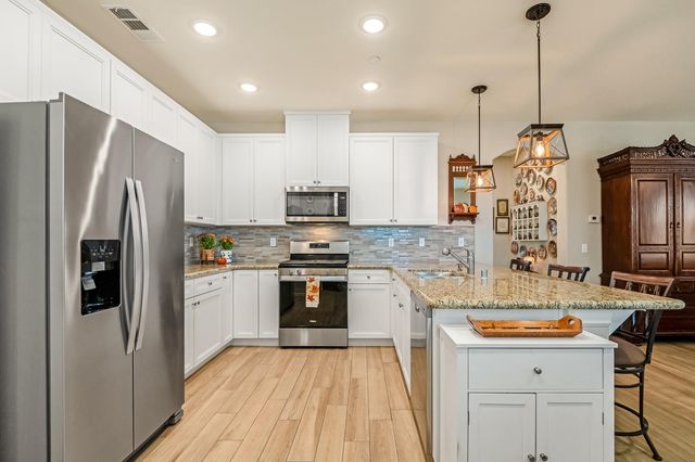 3238 N Rova Court, Visalia, CA 93291