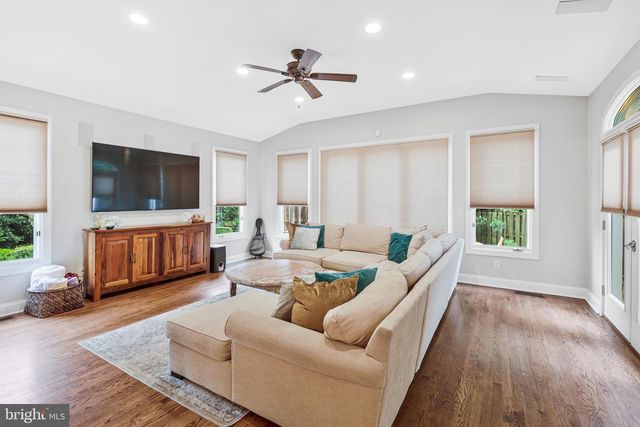 910 ALLISON ST, Alexandria, VA 22302