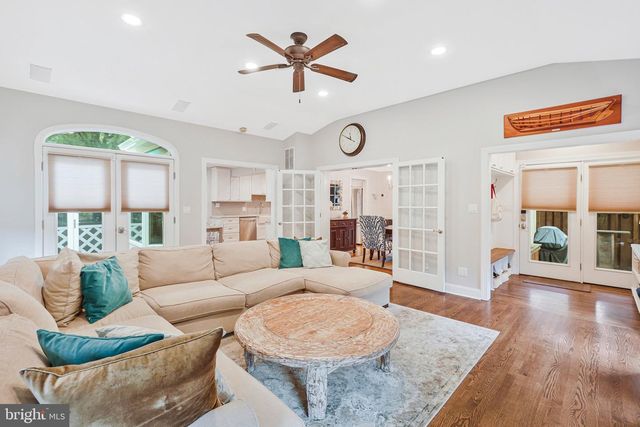 910 ALLISON ST, Alexandria, VA 22302