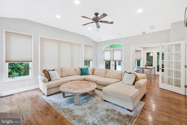 910 ALLISON ST, Alexandria, VA 22302