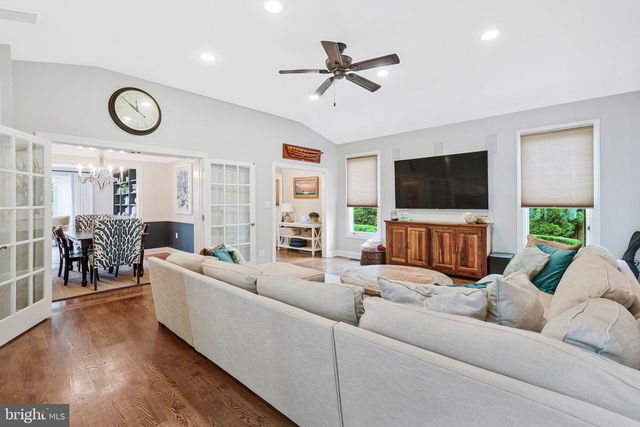 910 ALLISON ST, Alexandria, VA 22302