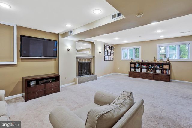 910 ALLISON ST, Alexandria, VA 22302