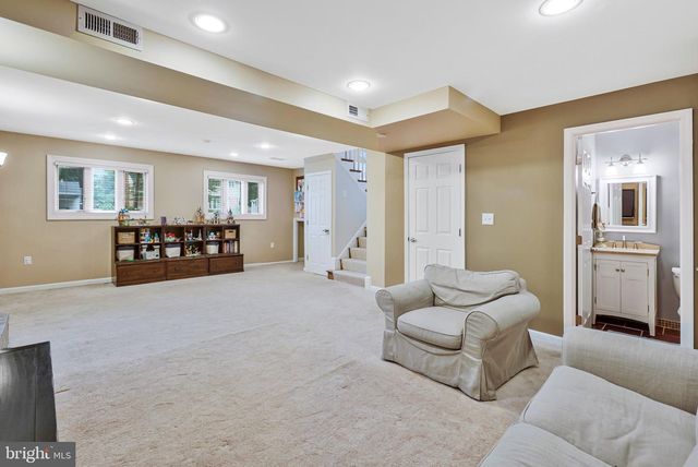 910 ALLISON ST, Alexandria, VA 22302