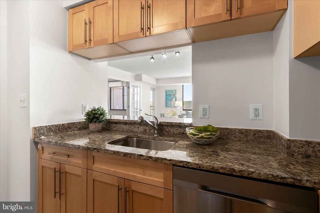 Image 11 of property listing at 10101 GROSVENOR PL #1106, Rockville, MD 20852