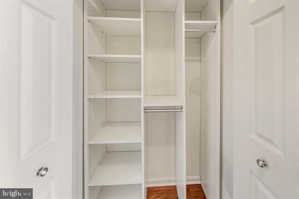 Image 25 of property listing at 10101 GROSVENOR PL #1106, Rockville, MD 20852