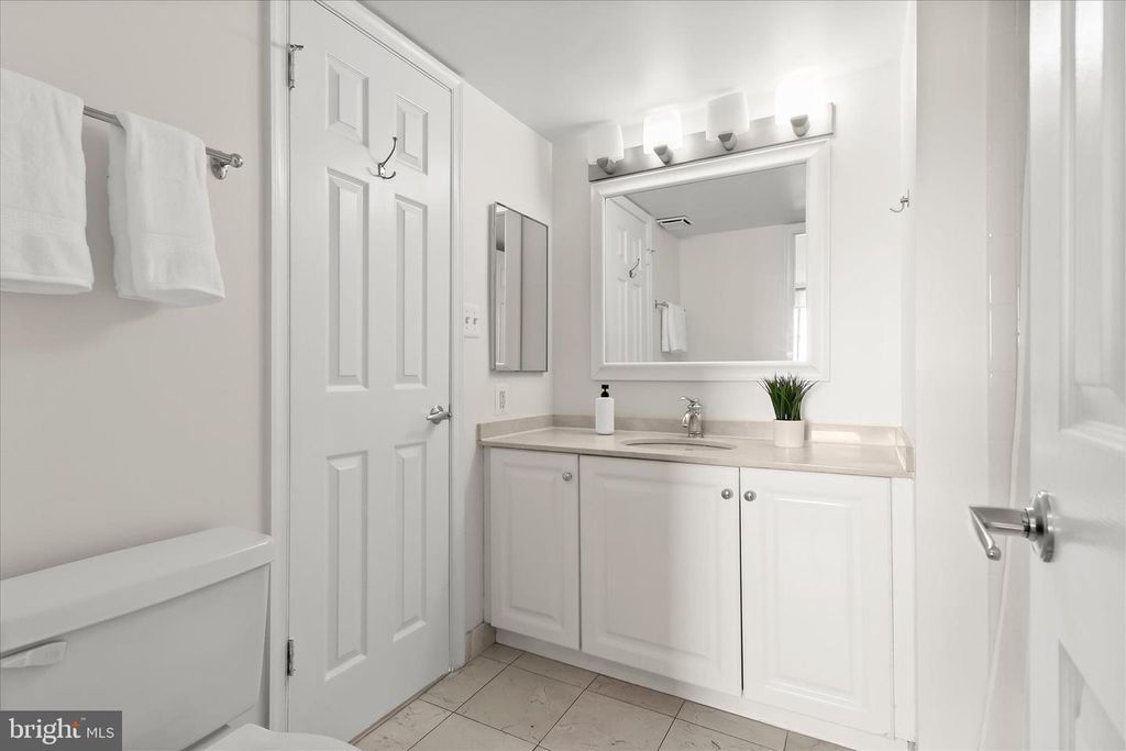 Image 26 of property listing at 10101 GROSVENOR PL #1106, Rockville, MD 20852