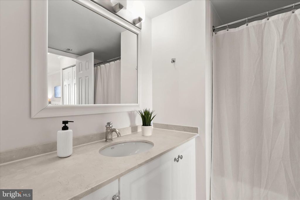 Image 27 of property listing at 10101 GROSVENOR PL #1106, Rockville, MD 20852