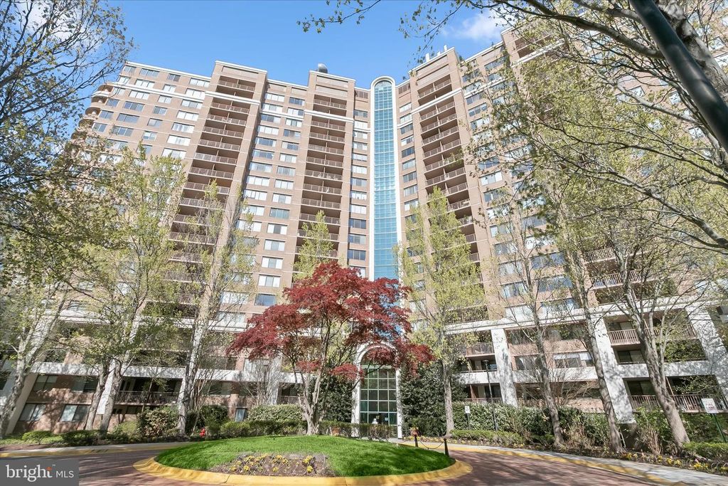 Image 3 of property listing at 10101 GROSVENOR PL #1106, Rockville, MD 20852