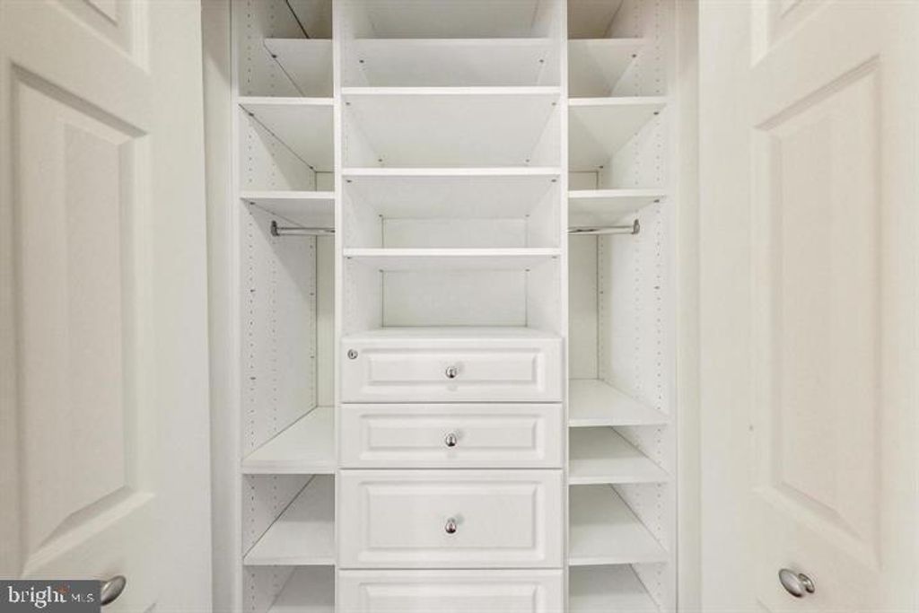 Image 32 of property listing at 10101 GROSVENOR PL #1106, Rockville, MD 20852