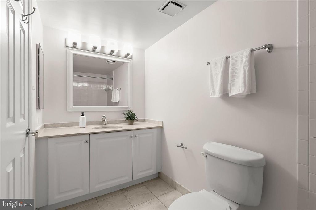 Image 33 of property listing at 10101 GROSVENOR PL #1106, Rockville, MD 20852